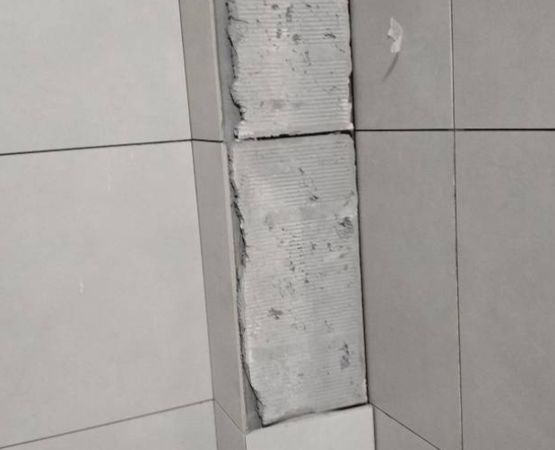 金沙瓷砖空鼓维修公司分享下瓷砖施工前基层浇水润湿程度不足，可能导致以下问题